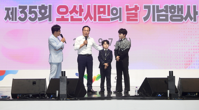 이권재 오산시장이 오산시 홍보대사로 적극 활동 중인 황민우·황민호 형제를 소개하고 있다.(사진=오산시 제공)