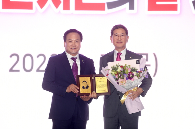 이권재 오산시장이 ’ 김학용 국회의원에게 명예시민증을 수여하고 있다.(사진=오산시 제공)