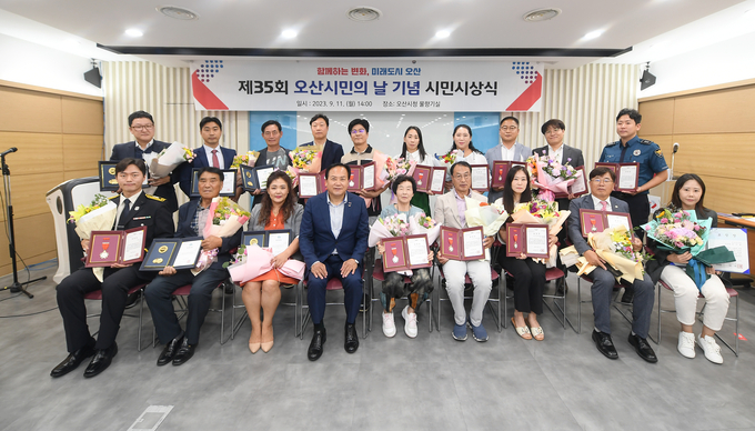 이권재 시장이 시민 시상식을 개최하고 오산 발전 위해 모두가 힘 모으자고 당부했다.(사진=오산시 제공)