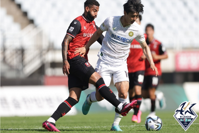 오는 17일 부천종합운동장에서 진행되는 하나원큐 K리그2 2023 31라운드에서 부천FC1995와 김포FC가 맞붙는다. 사진은 지난 5월 29일 부천과 김포의 경기 모습. (사진=한국프로축구연맹 제공)