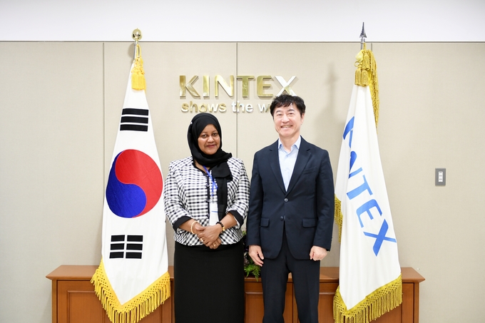 탄자니아 무역개발청장(좌측)이 킨텍스를 방문해 이재율 킨텍스 대표와 환담했다. (사진=킨텍스 제공)