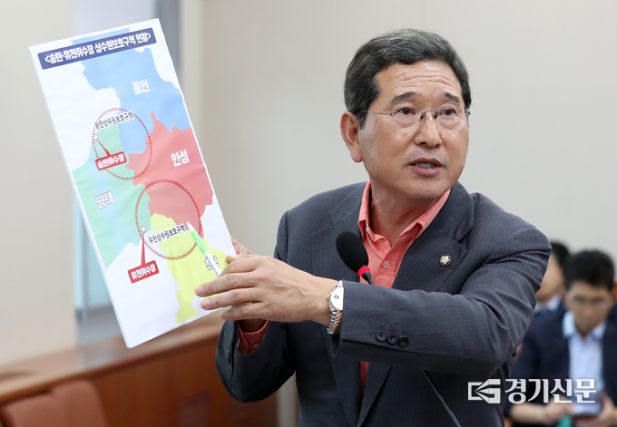 김학용 의원이 회의장 발언대에서 법안 취지를 설명하고 있다(사진=김학용 의원실 제공)