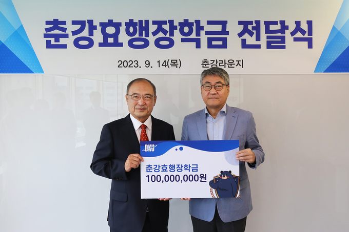 고(故) 춘강 박상엽 동문의 아들 박광수 씨가 단국대에 장학금 1억 원을 기부하고 있다. (사진=단국대 제공)
