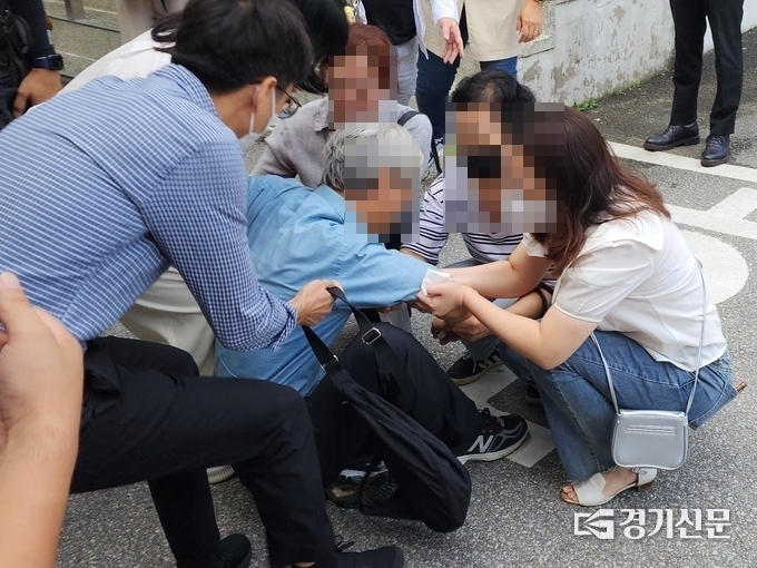  14일 ‘서현역 흉기 난동’ 피고인 최원종의 1차 공판이 끝나고 다리가 풀려 주저 앉은 유가족. (사진=박진석 기자)