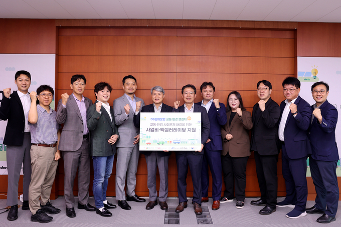 박제광 DB손해보험 부사장(오른쪽 6번째)과 고영구 한국생산성본부 부회장(왼쪽 6번째)이 교통환경챌린지 선발기업 관계자들과 기념촬영을 하고 있다. (사진=DB손해보험 제공)