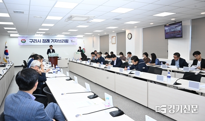 구리시 김문수 경제재정국장이 14일 정례기자 브리핑에서 지역 소상공인에 대한 특례보증과 이자 지원사업을 펼치는 등 지역경제 활성화 방안에 대해 설명하고 있다.(사진=구리시 제공)