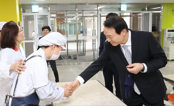 임태희 경기도교육감이 수원의 한 중학교를 방문해 조리종사자들과 인사하고 있다. (사진=경기도교육청 제공)