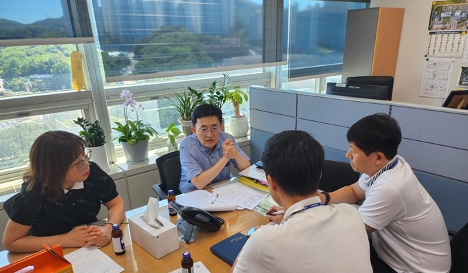 인천광역시 지방세정책담당관 등 관계자들이 용인특례시를 방문해 용인시 관계자들과 문답을 주고받고 있다. (사진=용인시 제공)