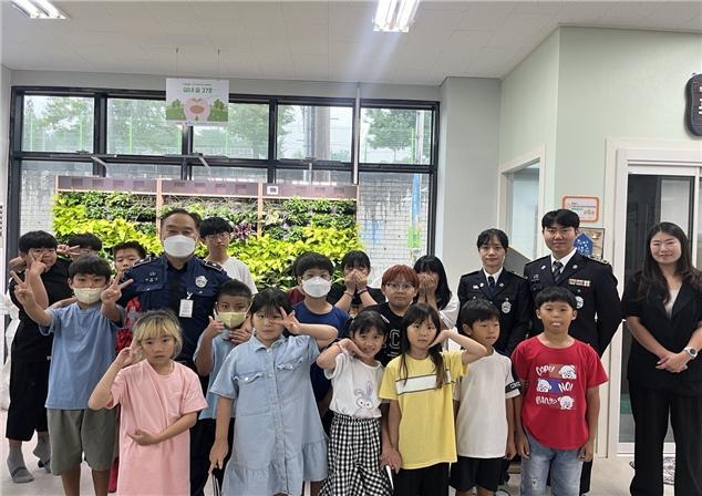 푸른자리지역아동센터 어린이들이 교육을 마치고 기념촬영모습( 화성직업훈련소제공)