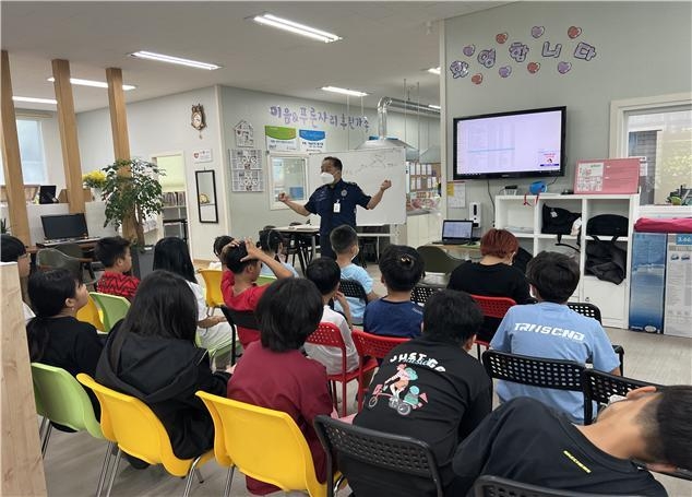 화성직업훈련교도소는 최근 화성시 마도면 푸른자리지역아동센터에서 아동을 대상으로 준법교육을 실시했다( 화성직업훈련소제공)