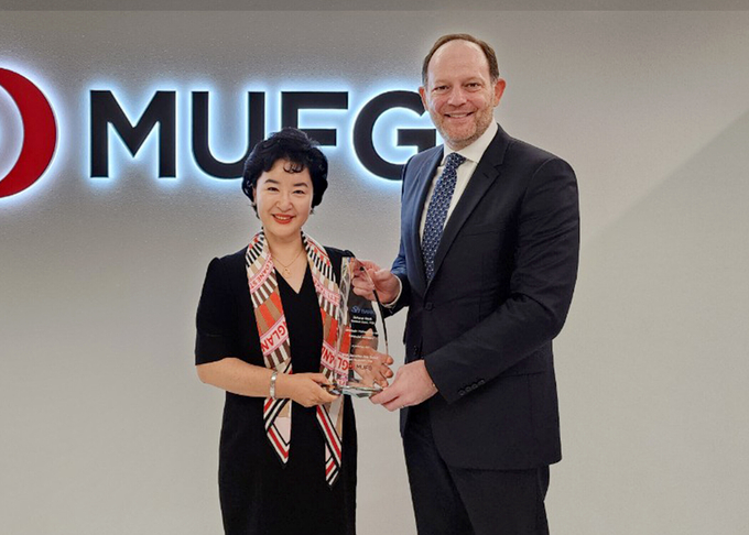강신숙 Sh수협은행장(왼쪽)과 마크 헨더슨 MUFG 아시아지역그룹 대표가 IR 미팅을 마치고 기념촬영을 하고 있다. (사진=Sh수협은행 제공)