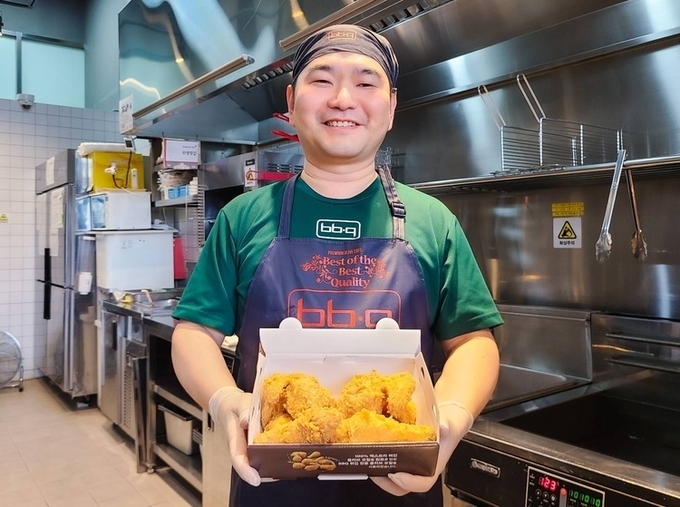 제너시스BBQ 그룹 내 용인힉스유타워점을 운영 중인 패밀리 박천규 씨.(사진=BBQ 제공)