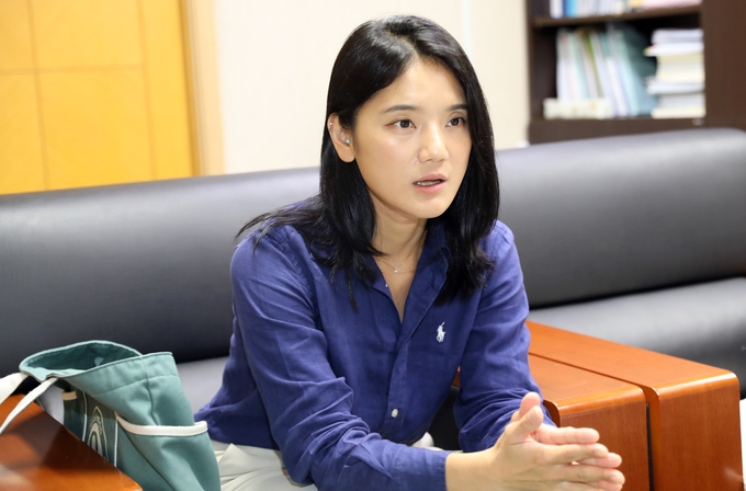 이형은 인천 연수구의원이 경기신문과 인터뷰하고 있다. ( 사진 = 연수구의회 제공 )