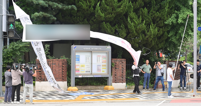 지난 12일 연수구 소금밭사거리에서 연수구 관계자들이 인천시 옥외광고물 조례를 위반한 현수막을 강제 철거하고 있다. ( 사진 = 인천시 제공 )
