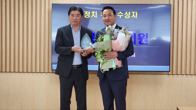  김용성 경기도의원,(왼쪽) 올해의 광명인상 수상했다. (사진=김용성의원 제공)