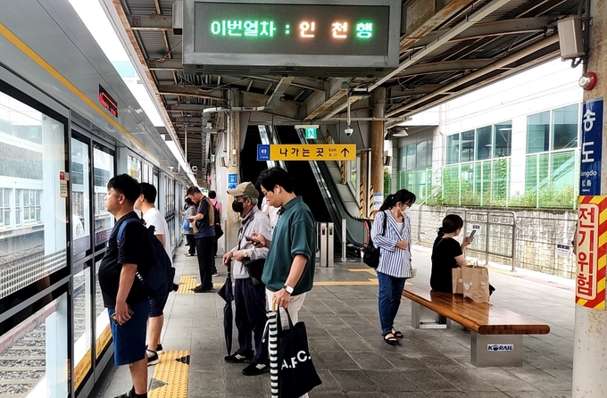 지난 15일 오전 송도역 승강장에 줄을 선 사람들이 수인분당선 열차를 기다리고 있다. ( 사진 = 박지현 기자 )