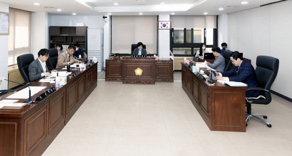 김포시의회 제227회 임시회에서 김포골드라인 민간위탁동의안과 관련해 도시환경위원회 의원들이 서류를 검토하고 있다. (사진=김포시의회 제공)