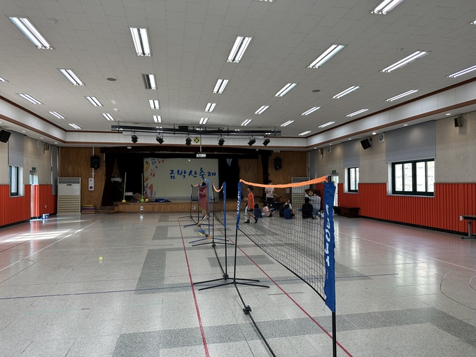 제일초등학교 다목적 강당 개선 사업과 이동읍 송전중학교의 농구장 개선 사업이 경기도교육청이 추진하는 경기형 특화사업에 선정됐다. (사진=용인시 제공)