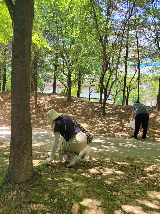 상동초 학부모가 그린 상동 프로젝트 일환으로 학교 인근 공원에서 쓰레기를 줍고 있다. (사진=상동초등학교 제공)