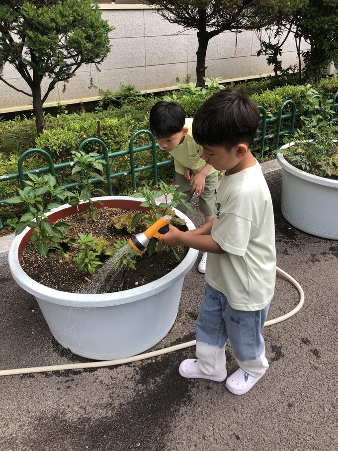 상동초 학생이 그린 상동 프로젝트 일환으로 화단에 물을 주고 있다. (사진=상동초등학교 제공)