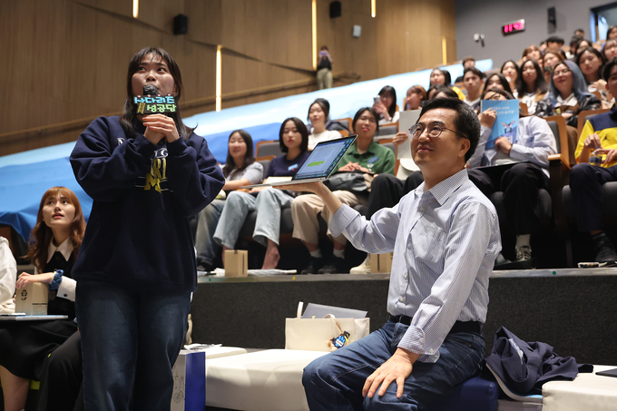 지난 16일 경기도청 대강당에서 열린 ‘경기 청년 사다리 1기 성(장)·공(감)·담(화)’에서 김동연 경기도지사가 사다리즈 청년의 발표를 경청하고 있다. (사진=경기도 제공)