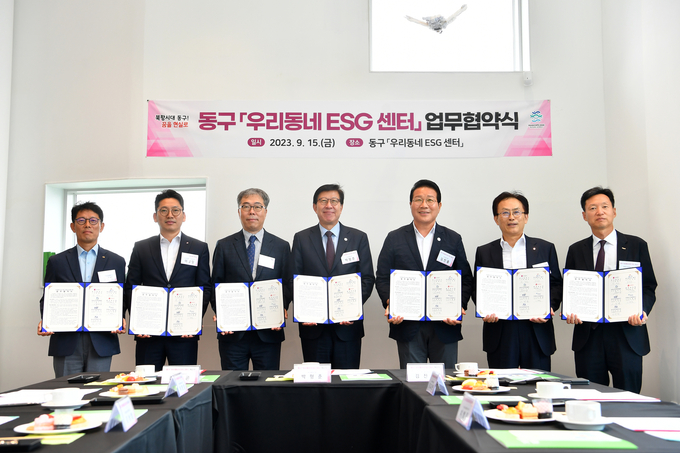 (왼쪽부터) 김상범 한국남부발전 조달협력처장, 이정일 한국주택금융공사 상임이사, 김미곤 한국노인인력개발원장, 박형준 부산광역시장, 김진홍 부산광역시 동구청장, 김교현 롯데케미칼 부회장, 이병훈 HUG 부사장이 업무협약식에서 기념촬영을 하고 있다. (사진=HUG 제공)