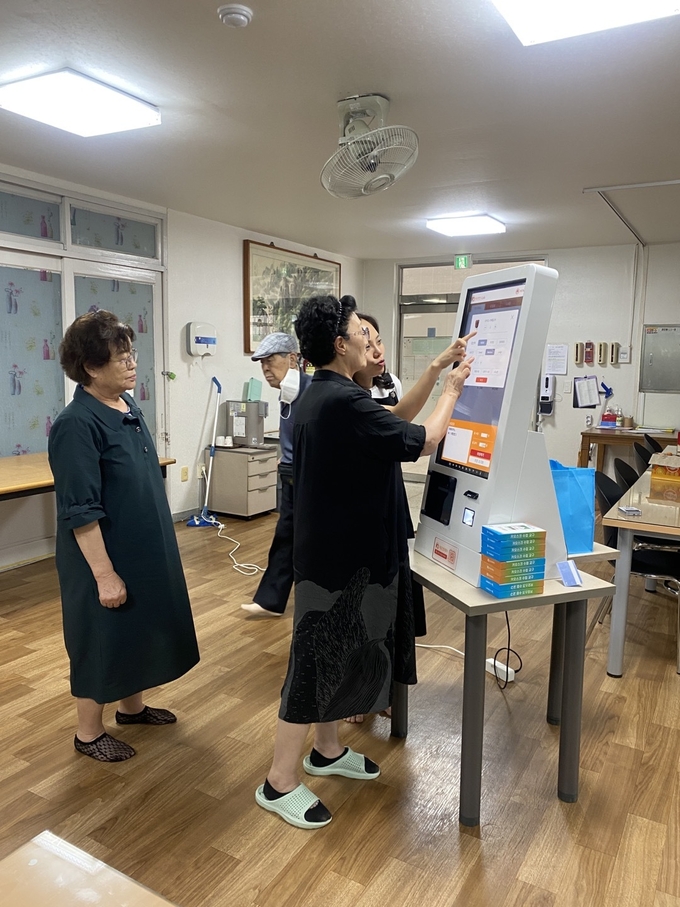 군포시 오금동이 찾아가는 어르신들에게 디지털 교육을 실시하고 있다. (사진 = 군포시 제공)