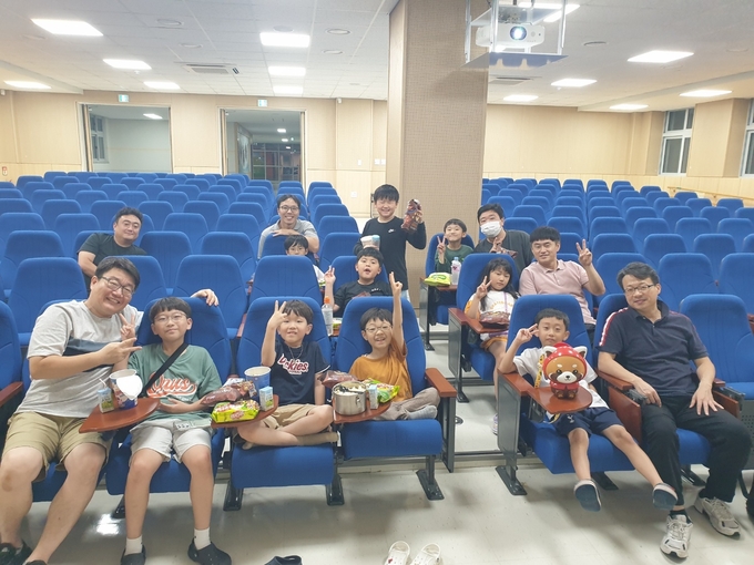  망포초등학교 시청각실에서 영화 관람을 준비 중인 ‘아버지회’와 학생들. (사진=망포초등학교 제공)