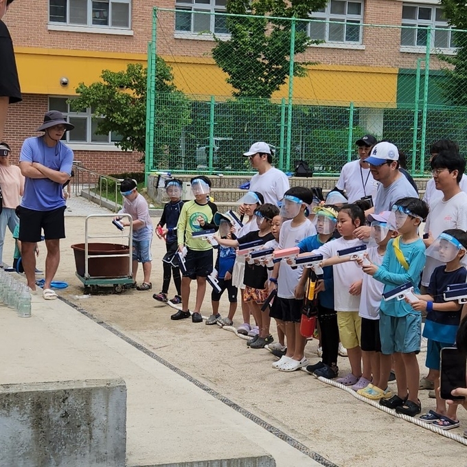  망포초등학교 ‘아버지회’의 작은 운동회에서 물총 놀이를 준비 중인 학생들. (사진=망포초등학교 제공)