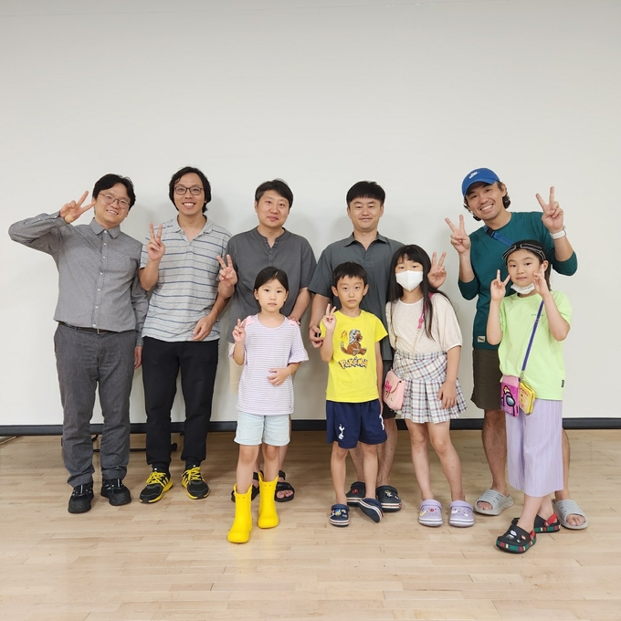  망포초등학교 ‘아버지회’ 임원단이 자녀들과 기념 사진을 찍고 있다. (사진=망포초등학교 제공)
