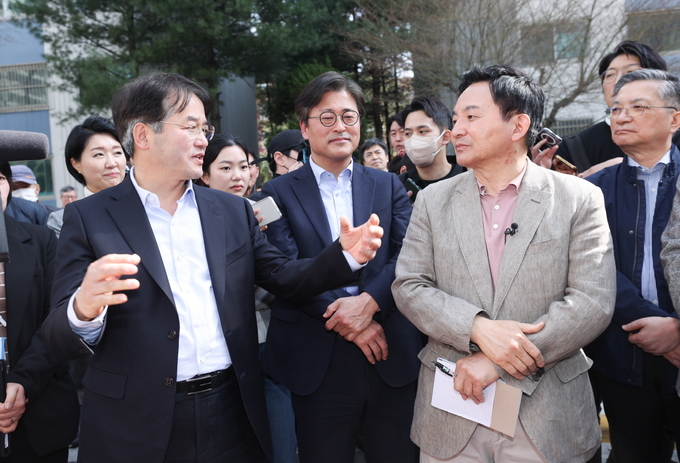 지난 3월 일산신도시 현장을 찾은 원희룡 장관과 대화를 나누고 있는 이동환 시장. (사진=고양시 제공)