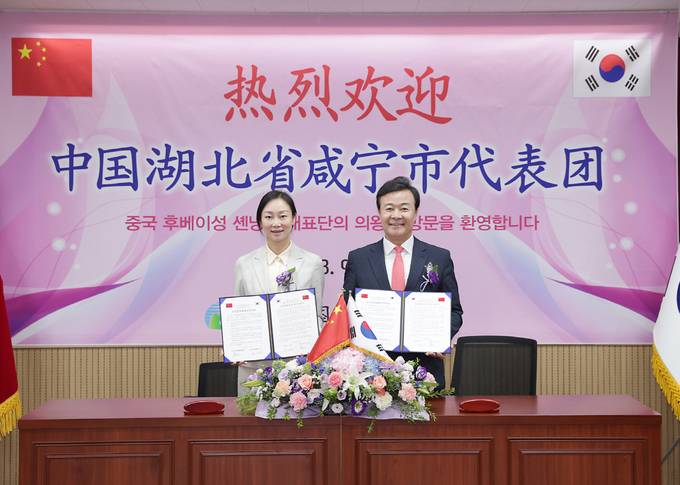 의왕시와 중국 후베이성 셴닝시가 ‘문화예술관광 협력 합의서'를 체결하고 있다. (사진=의왕시 제공)