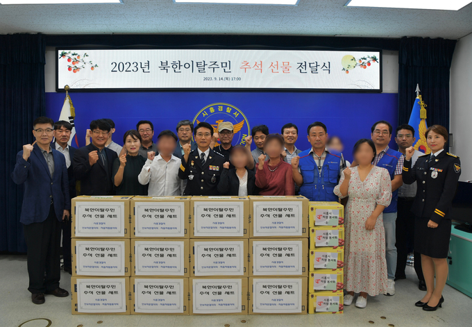 시흥경찰서는 지난 14일 경찰서 회의실에서 경찰서장과 안보자문협의회장, 처음처럼 봉사회장 등 20명이 참석한 가운데 북한이탈주민을 위해 추석명절 선물세트 100개 상당을 전달하는 행사를 가졌다. (사진=시흥경찰서 제공)