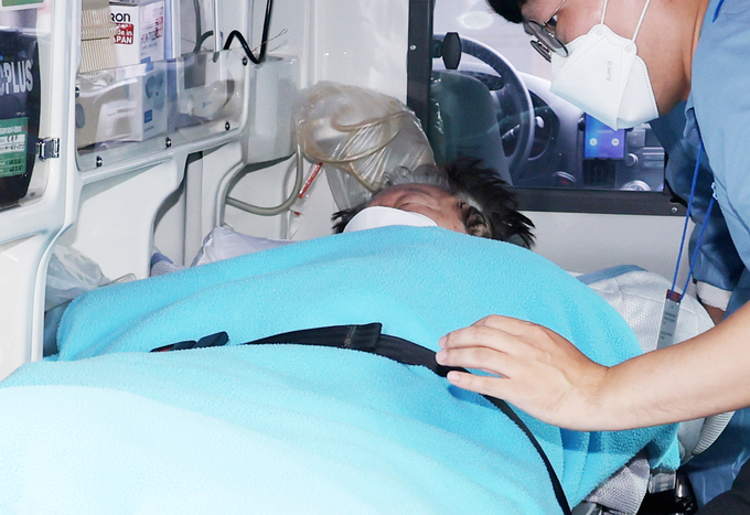 단식 중 건강 악화로 18일 여의도 성모병원에서 응급치료를 받은 이재명 더불어민주당 대표가 같은 날 타병원 이송을 위해 응급차에 탑승하고 있다.