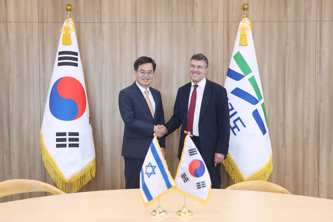18일 오후 도지사 집무실에서 김동연 경기도지사가 아키바 토르(Akiva Tor) 주한 이스라엘 대사와 기념촬영을 하고 있다. (사진=경기도 제공)