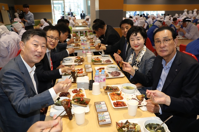노동진 수협중앙회장(오른쪽)과 김홍국 하림그룹 회장(왼쪽)이 수산물 시식행사에서 우럭구이, 전복미역국 등 수산물 특식을 시식하고 있다. (사진=수협중앙회 제공)