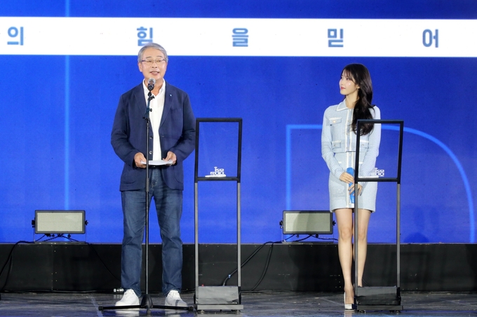 임종룡 우리금융그룹 회장(왼쪽)이 지난 17일 ‘우리 모모콘’ 피날레 무대에서 우리금융그룹 브랜드 앰버서더인 아이유와 함께 '우리 루키(Look & Hear) 프로젝트'를 시작한다고 발표하고 있다. (사진=우리금융그룹 제공)