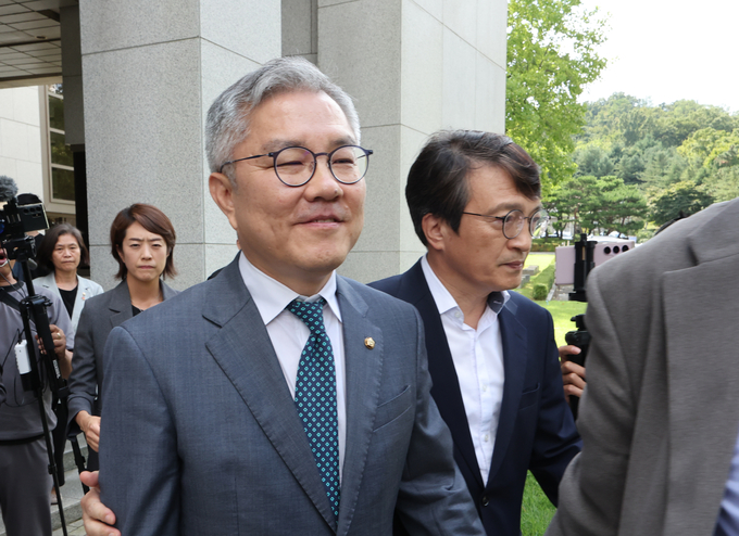  의원식을 상실한 최강욱 의원이 재판 후 법정을 빠져나오는 모습. (사진=연합뉴스 제공)