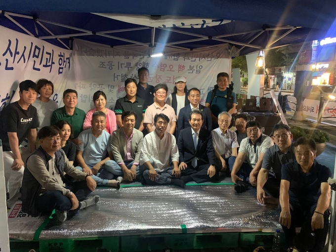 정세균 전 국무총리가 이신남 전 청와대비서관 단식 농성장을 전격 방문하며 격려했다. (사진=이신남 전 청와대 비서관 제공)