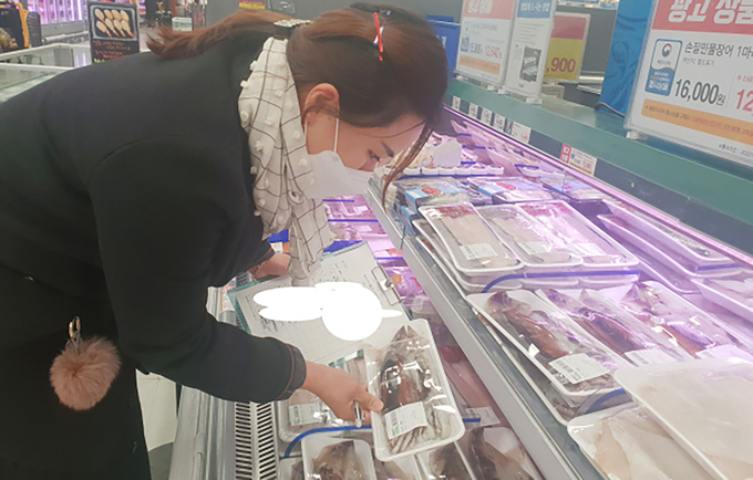 성남시 관계자가 추석 명절 물가를 점검하고 있다. (사진=성남시 제공)