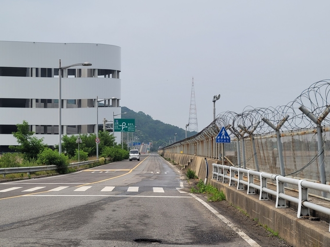 가시형 철조망 철책 철거 전. ( 사진 = 인천시 제공 )