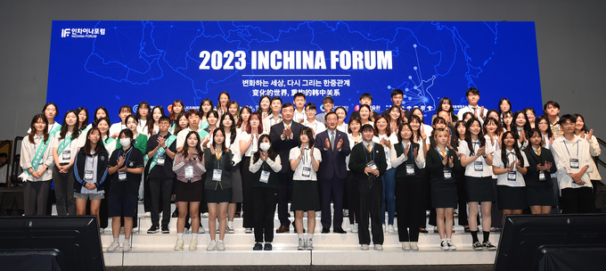 유정복 인천시장이 19일 송도컨벤시아에서 열린 '2023 인차이나포럼 국제콘퍼런스'개막식에서 싱하이밍 주한중국대사, 주평 톈진부시장 등 참석자들과 기념촬영을 하고 있다. ( 사진 = 인천시 제공 )