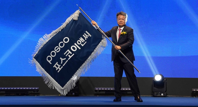 포스코이앤씨 한성희 사장이 사기를 흔들고 있다.( 사진 = 포스코이앤씨 제공 )