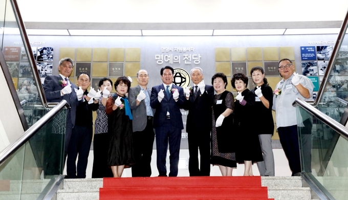최대호 안양시장(가운데)이 지난 18일 안양시자원봉사센터 명예의 전당에서 등재식을 마친 뒤 등재자 10명과 함께 기념사진을 찍고 있다. (사진=안양시 제공)