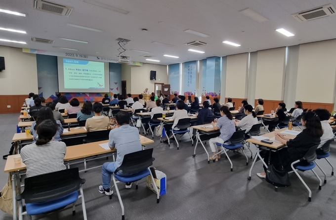 19일 경기도선거관리위원회에서 열린 집합교육에서 공정선거지원단원들이 교육을 받고 있다. (사진=경기도선거관리위원회 제공)