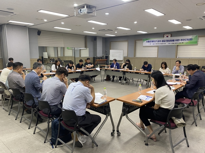 시흥시와 한국토지주택공사(LH)는 지난 18일 은행동 행정복지센터에서 은계지구 상수도 문제 해결을 위한 간담회를 열고 주민대표들과 소통하는 자리를 마련했다. (사진=시흥시 제공)