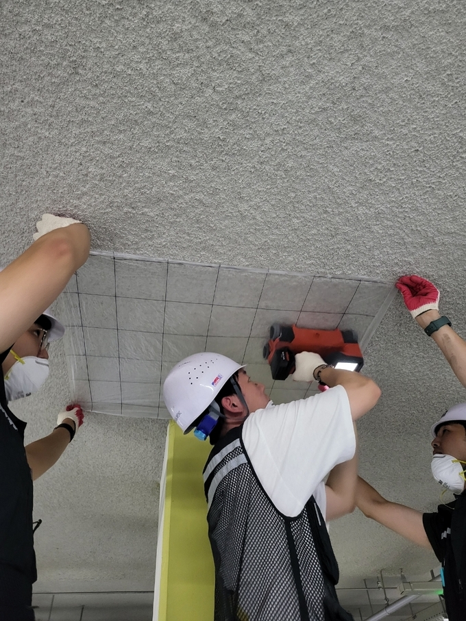 안전진단전문기관이 iH가 준공한 무량판구조 공동주택 천장을 점검하고 있다. ( 사진 = iH 제공 )
