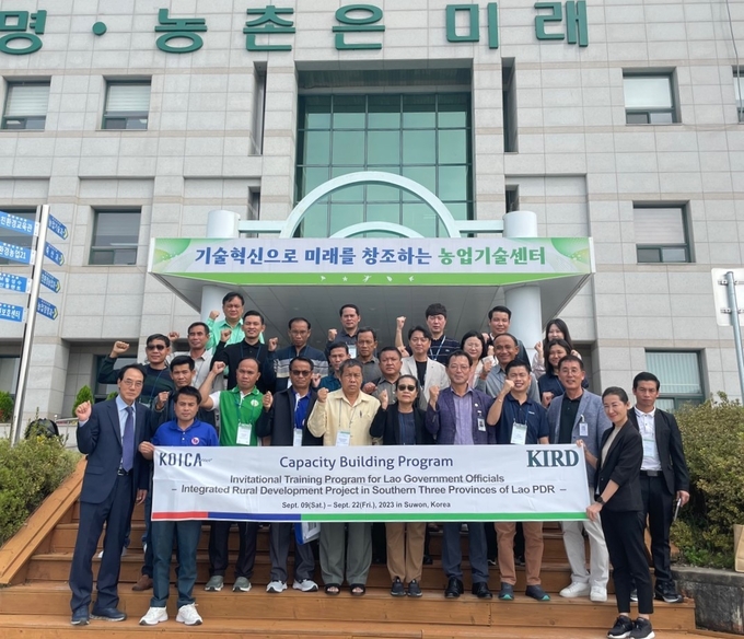 라오스 종합농촌개발사업 공무원 초청연수단이 양평군 농업기술센터를 견학한 후 기념촬영을 하고 있다. (사진=양평군 농업기술센터 제공)