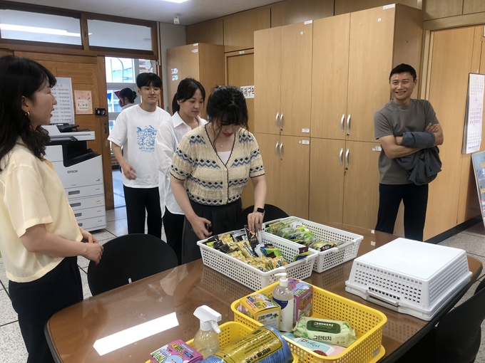  ‘시크릿 엔젤 프로젝트’에 참여하고 있는 매홀중학교 교직원들. (사진=매홀중학교 제공)