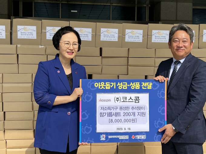 홍동표 (주)코스콤 상무(오른쪽)가 지난 19일 안양시청을 방문해 남궁규미 복지문화국장에게 물품을 기탁하고 있다. (사진=안양시 제공)